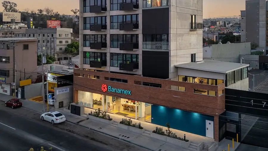 Edificio de uso mixto en zona urbana